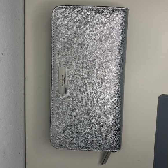KATE SPADE BRAND NEW IN BOX SILVER KENZIE METALLIC ZIPPER WALLET CLUTCH - Picture 5 of 9